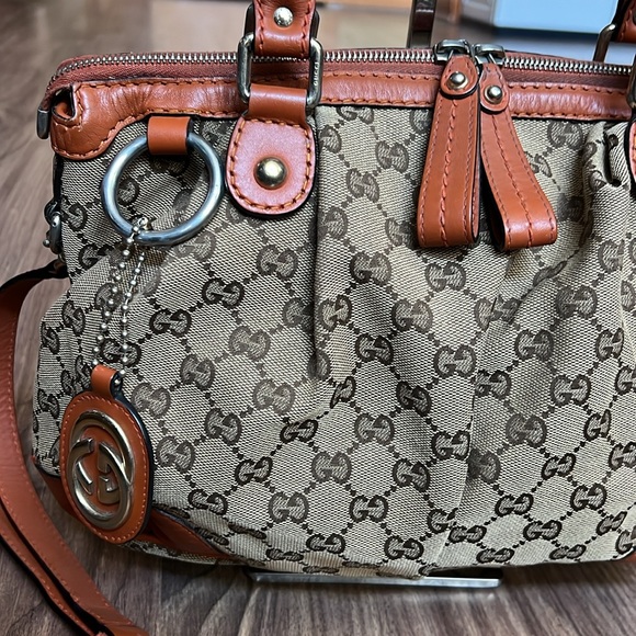 A190 - 💯 % authentic Gucci shoulder bag - Picture 6 of 16
